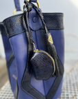 Matriarch Bucket Bag – Schlangenmuster in Indigoblau und Marineblau